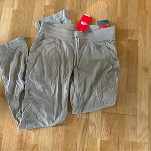 NWT. The North Face Aphrodite pants tan.